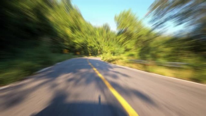 乡村道路上的延时旅行在乡村森林和森林中快速移动速度具有运动模糊效果