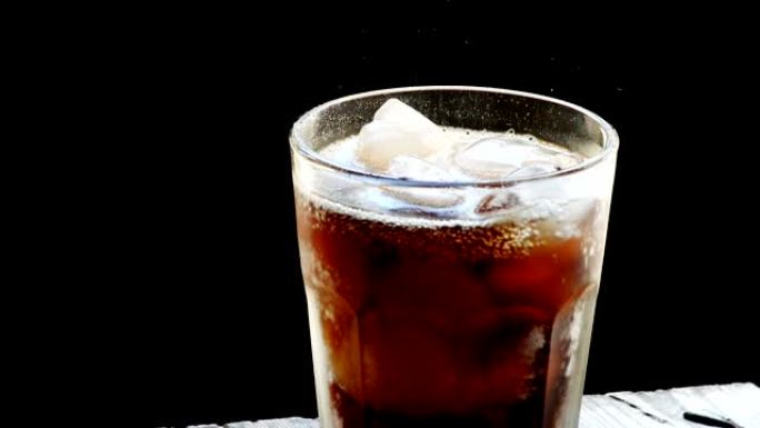 可乐加冰。将可乐与冰和气泡倒入玻璃中。苏打水。
