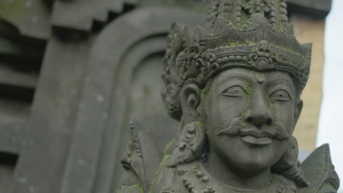 巴厘岛Garuda Wisnu Kencana公园的男子雕像