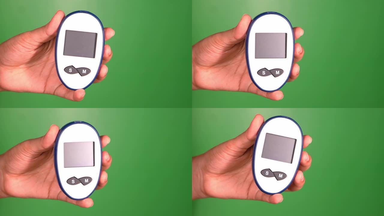 绿色背景下的女性手持糖尿病测量工具