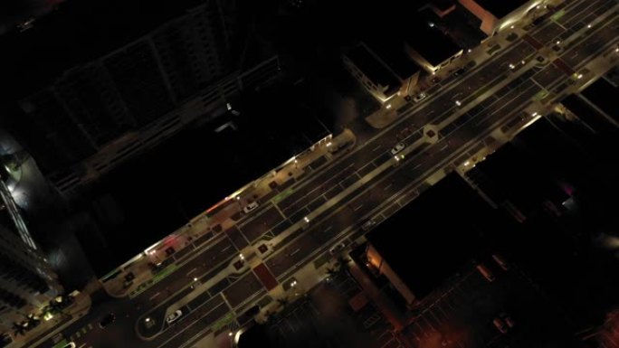 夜间用无人机拍摄的万圣节街头场景