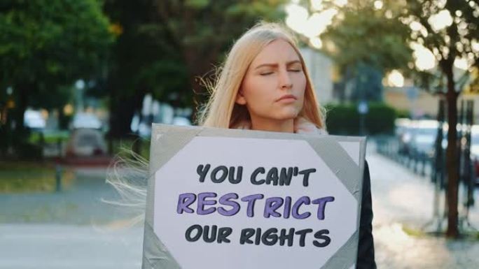 金发女子抗议人权限制