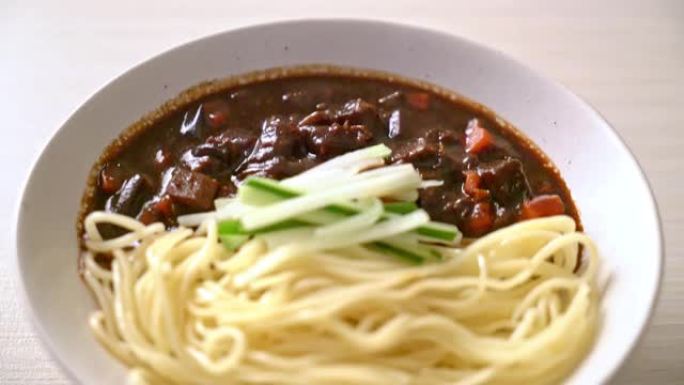 Jajangmyoon或jjaangmyoon是韩国黑酱面条-韩国美食风格