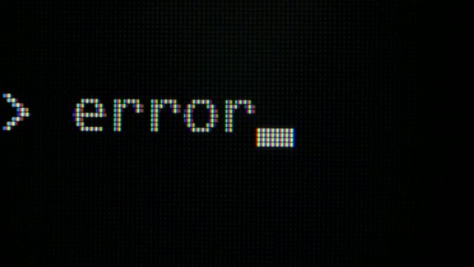 在计算机屏幕特写上键入单词错误的命令行。宏细节拍摄监视器像素。像素放大了黑色背景上的白色发光晶体