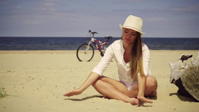 女人在沙滩上放松，玩沙子4k