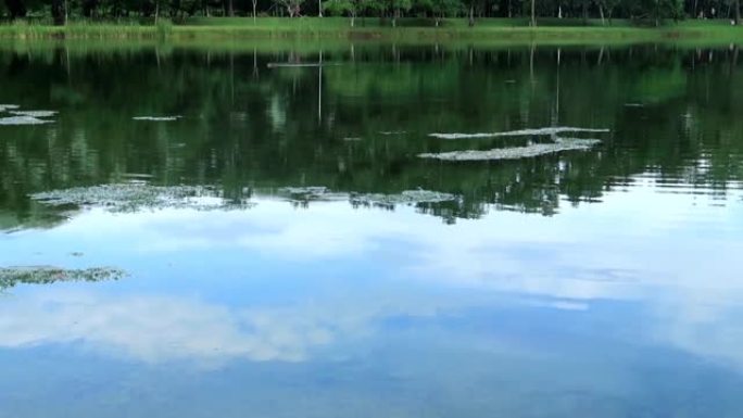 美丽晴朗的蓝天湖水反射面