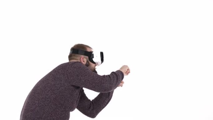 男人模仿虚拟现实眼镜驾驶汽车。酷高科技设备使用概念。