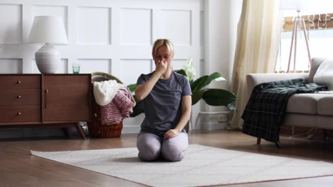 年轻女子在家客厅练习瑜伽