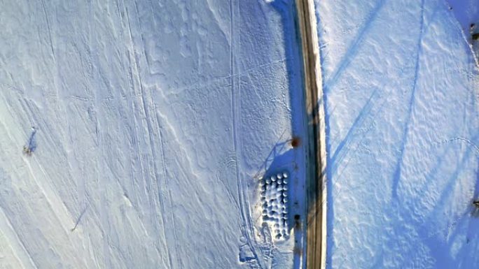 雪原上的道路和干草球，冬季鸟瞰图