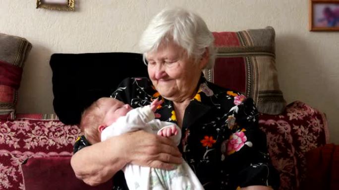 女人将婴儿送入祖母的怀抱