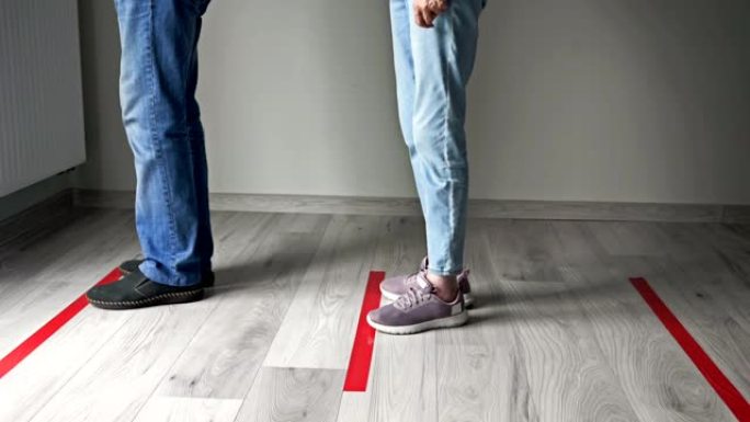 在新型冠状病毒肺炎大流行期间，繁文tape节贴在地板上，作为对社交距离的练习