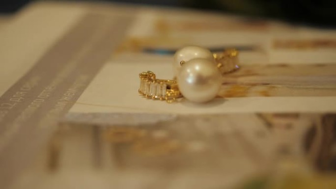 珍珠耳环在桌子上