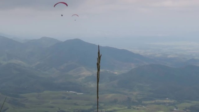 阴天滑翔伞在山上飞行