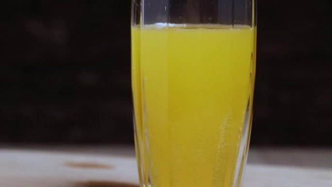 黄色碳酸饮料与维生素c特写镜头。