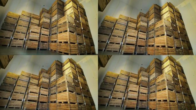 苹果存储。仓库。一堆堆装水果的木箱，冷藏仓库里装着苹果的箱子。巨大的不透气储存冰箱摄像头。苹果丰收