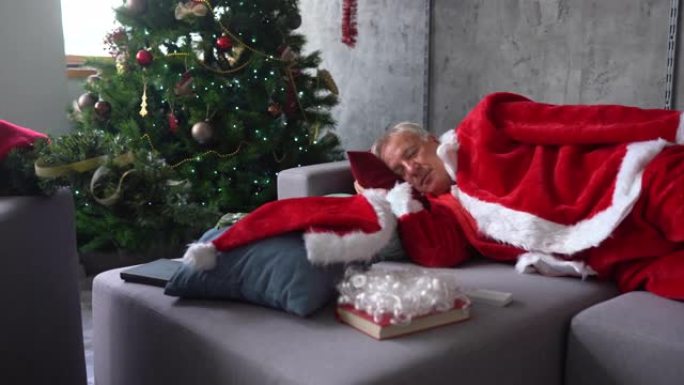 工作一天后，圣诞老人睡在沙发上