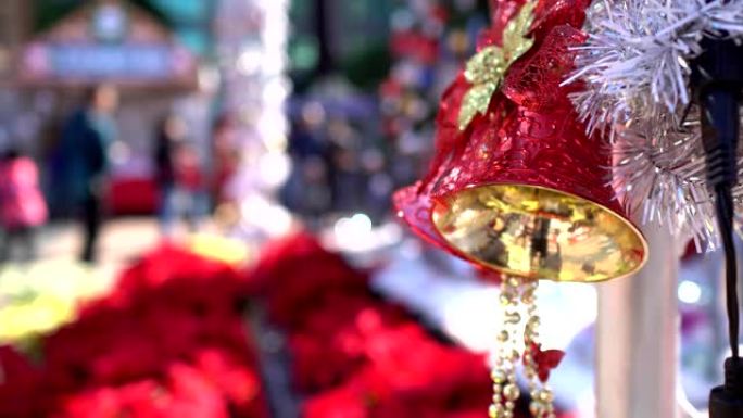 红铃特写。主题在右边。节日市场上的圣诞装饰品。包括铃铛、丝带、礼物。