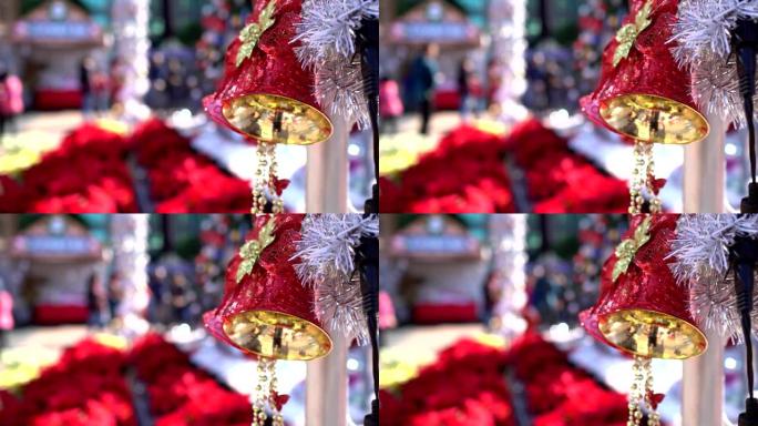红铃特写。主题在右边。节日市场上的圣诞装饰品。包括铃铛、丝带、礼物。