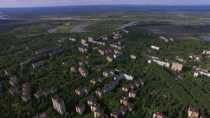 乌克兰切尔诺贝利附近的废弃城市普里皮亚季。航拍镜头。4K