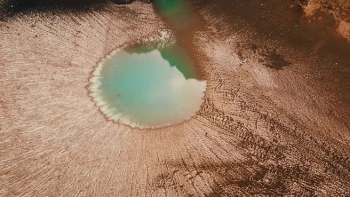 Kamchtka空中无人机视图中的火山湖。堪察加著名地点火山口湖的航拍。