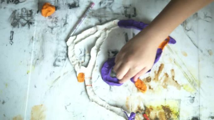 孩子在家玩桌上的黏土，生活方式的概念。