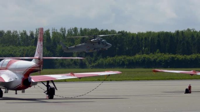 Mi-14PŁ直升飞机在格丁尼亚航空展上进行演习