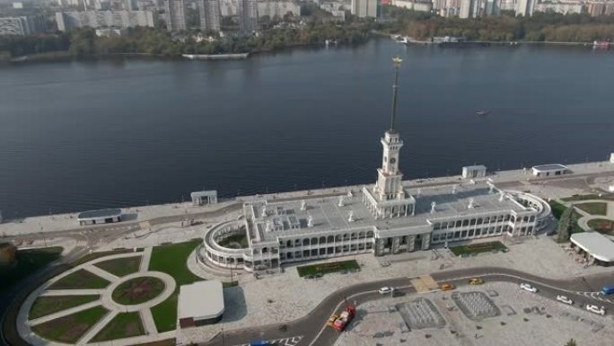 在港口客运码头上空的鸟瞰图飞行。在秋天晴朗的日子里，莫斯科北河站的新大楼从高处