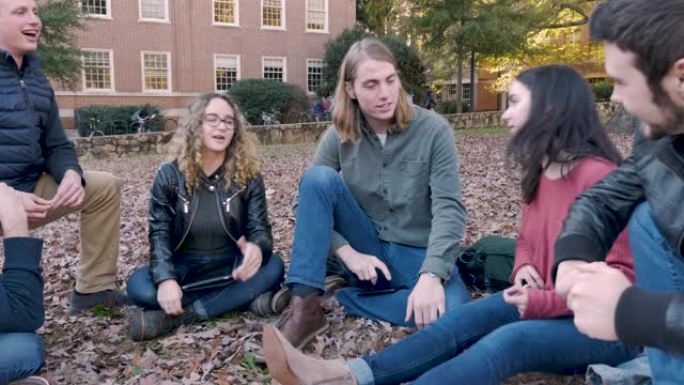 一群朋友坐在外面聊天，在大学校园里玩得开心