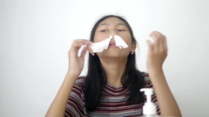亚洲女孩在家打喷嚏时使用薄纸，保健概念。