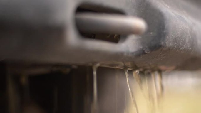 冷却液沿着汽车保险杠流到地面。