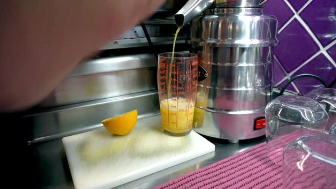 在电动榨汁机中制作橙汁