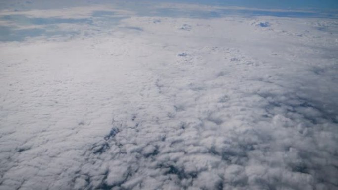日落时，一架飞机从窗户飞过飞机的云层