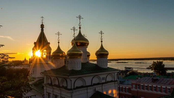 俄罗斯下诺夫哥罗德，施洗者圣约翰教堂，日落时间流逝，太阳穿过寺庙的窗户，美丽的夜晚风景与东正教教堂