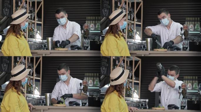 检疫假期，戴着医用口罩的专业调酒师为在大流行和冠状病毒期间采取预防措施的游客准备鸡尾酒，以防止病毒和