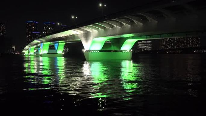 塔公寓和夜间沿隅田川的海滨长廊的丰洲大桥。行走。