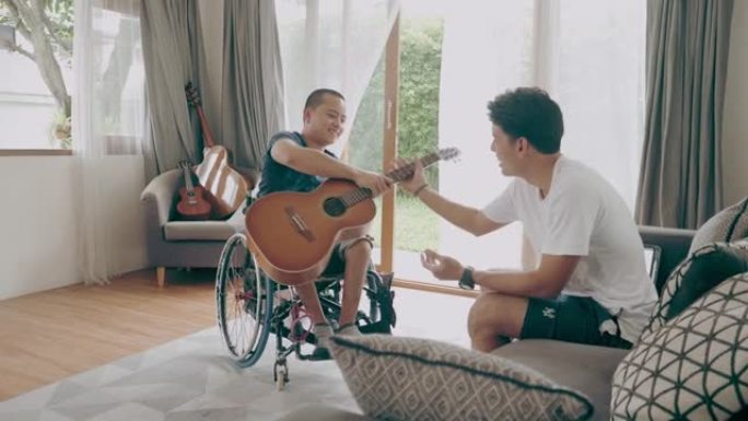 英俊的男人帮助他的残疾朋友从轮椅上搬到沙发上-股票视频