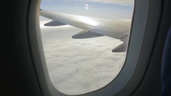 飞机飞越空中云层飞机飞越空中云层窗外