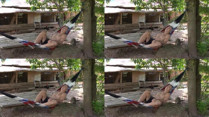 泰国人在花园户外的露营吊床上休息和睡觉