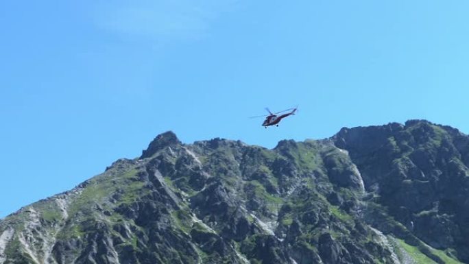 高山救援直升机在高山上执行旅游救援任务