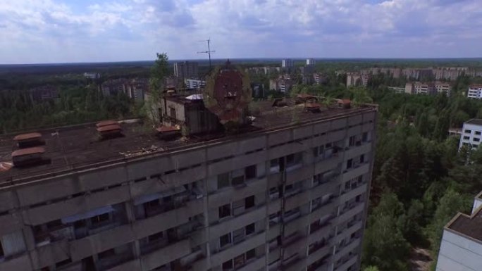 乌克兰切尔诺贝利附近废弃城市普里皮亚季的航拍画面。4K