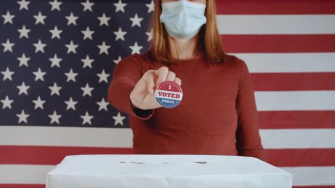 戴口罩的妇女投票