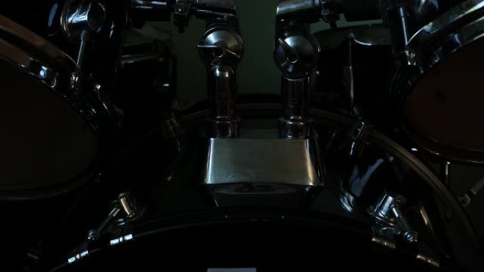 黑色鼓包特写。音乐家组合着鼓。用于击鼓演奏的乐器设备。低调、黑暗喜怒无常的摇滚金属音乐风格。