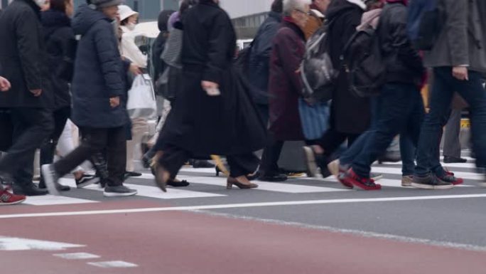 日本东京，2019年12月26日 -- 行人走在涩谷的著名道路上。