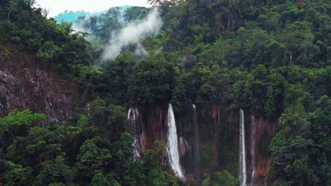Umphang野生动物保护区Thi Lo Su瀑布的特写镜头。Tee Lo Su据称是泰国西北部最大