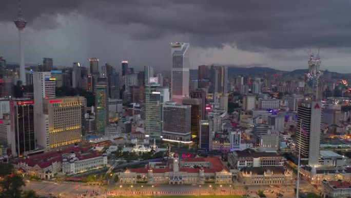 吉隆坡城市宫殿市中心背景黄昏照明风暴天空交通空中全景4k马来西亚