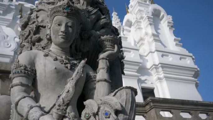 白色寺庙上详细雕像的低角度特写