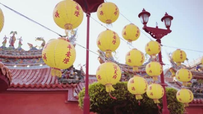台南一寺庙挂上黄色灯笼。