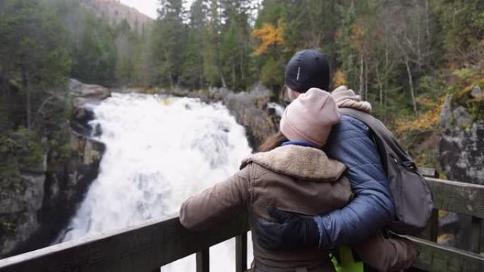 加拿大魁北克蒙特朗布兰特省立公园斜道瀑布的年轻夫妇