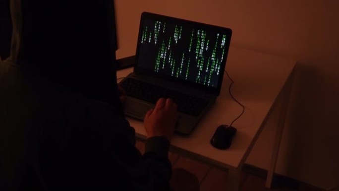 黑暗黑客在电脑上编码，代码雨弹出