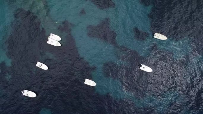 停泊在绿松石水科孚希腊地中海的小型旅游船的鸟瞰图